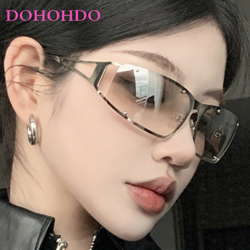 Men Fashion Photography - Kacamata Hitam Berbingkai Logam Fashion Wanita